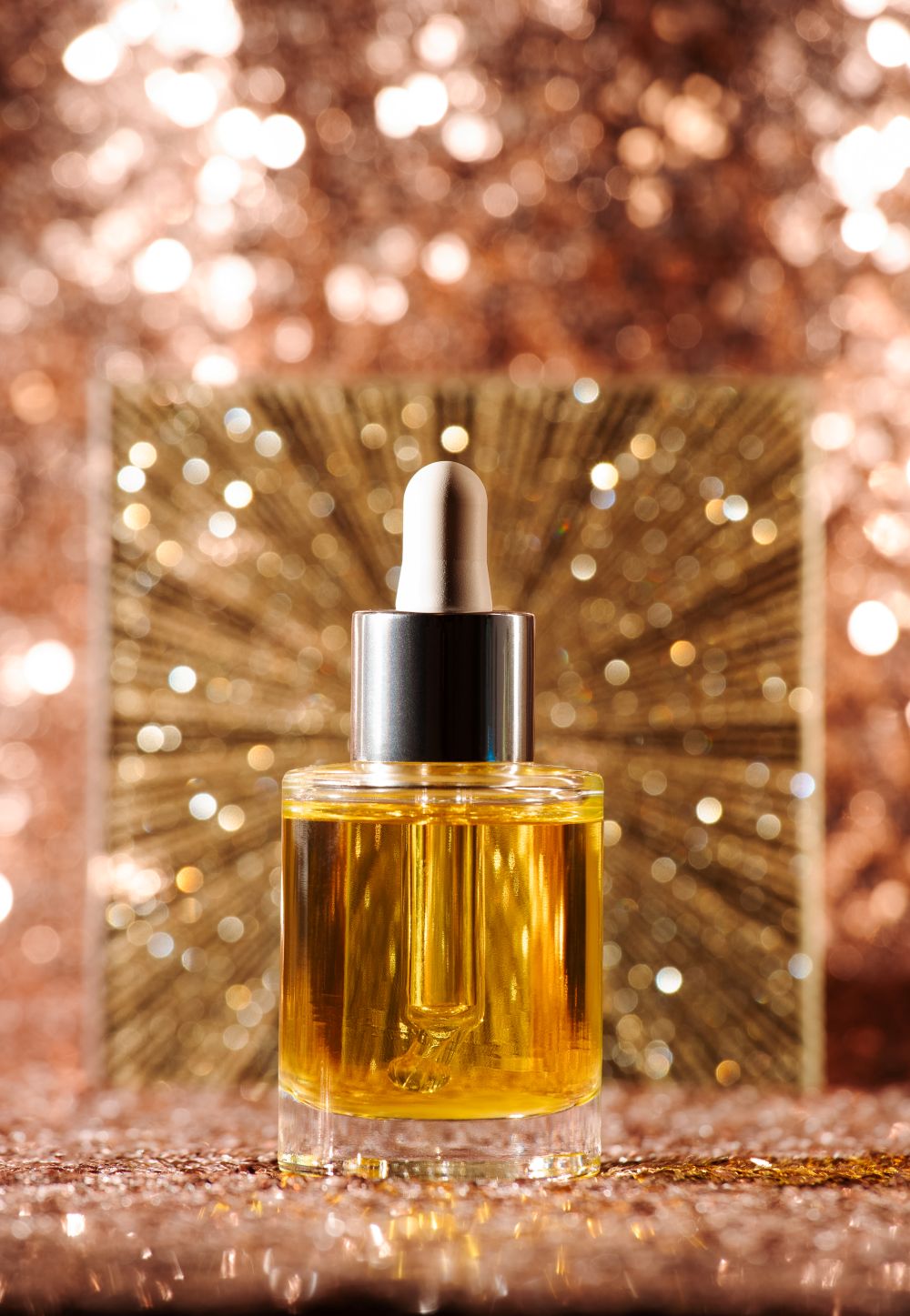 Photo produit d’un flacon cosmétique avec arrière-plan texturé scintillant – studio à Gatineau