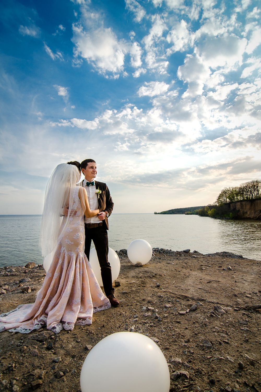 Séance photo de mariage romantique en extérieur à Lavaltrie, au bord de l’eau