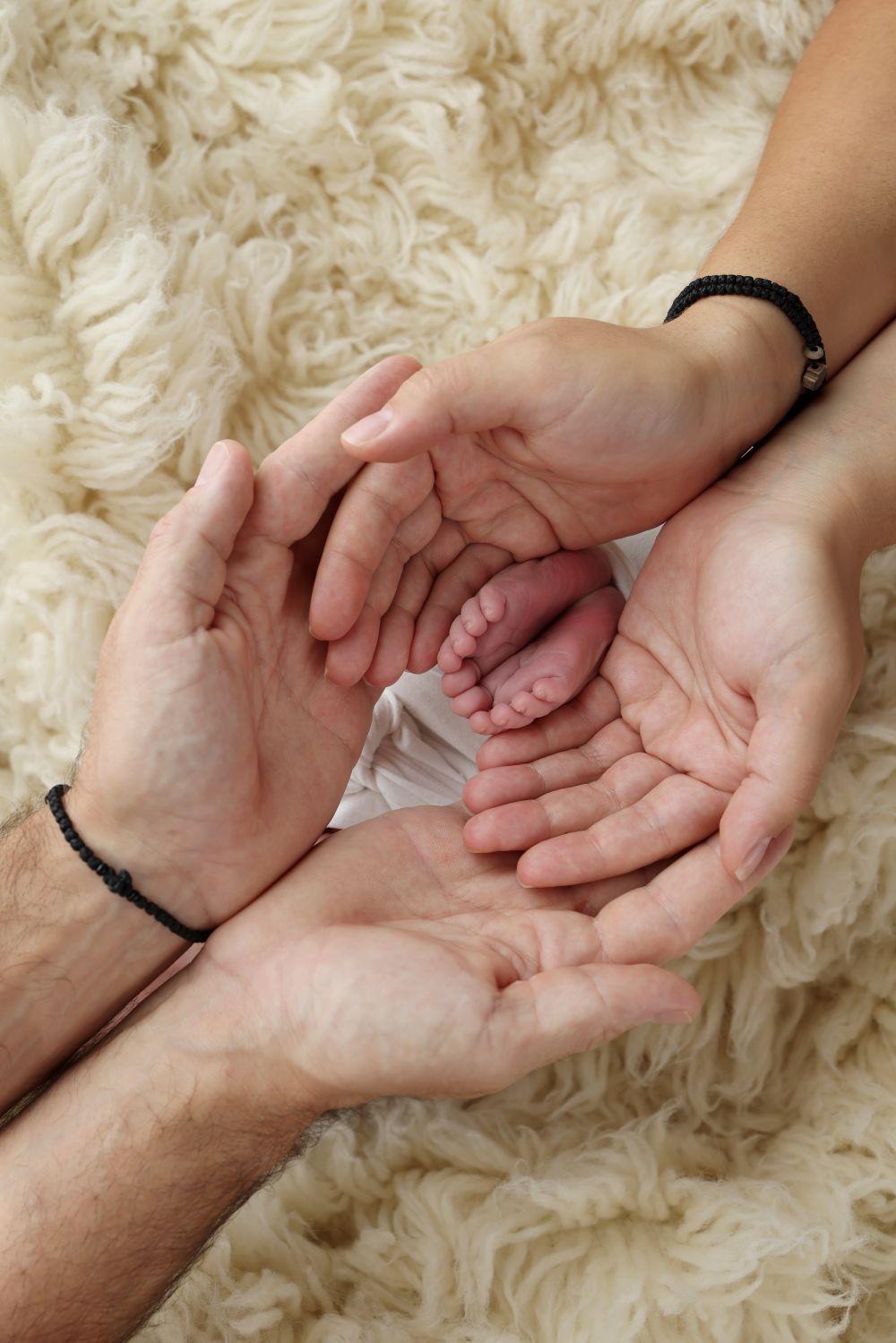 Séance photo nouveau-né et famille avec focus sur les mains et les pieds – photo tendre à Plessisville